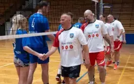 Mecz siatk&oacute;wki Urząd Miejski Brzeg Dolny - Policja