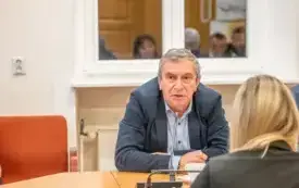 Sesja Rady Miejskiej w Brzegu Dolnym: podatki, opłaty za odpady i przyszłość przychodni PCM w Brzegu Dolnym