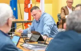 Sesja Rady Miejskiej w Brzegu Dolnym: podatki, opłaty za odpady i przyszłość przychodni PCM w Brzegu Dolnym