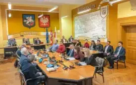 Sesja Rady Miejskiej w Brzegu Dolnym: podatki, opłaty za odpady i przyszłość przychodni PCM w Brzegu Dolnym