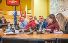 Sesja Rady Miejskiej w Brzegu Dolnym: podatki, opłaty za odpady i przyszłość przychodni PCM w Brzegu Dolnym