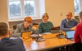 Sesja Rady Miejskiej w Brzegu Dolnym: podatki, opłaty za odpady i przyszłość przychodni PCM w Brzegu Dolnym