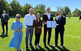 Rekordowe dofinansowanie dla Brzegu Dolnego. Przy hali MOSiR  powstanie pełnowymiarowe boisko z certyfikatem FIFA