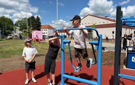 Oficjalny odbi&oacute;r boiska wielofunkcyjnego przy ZSP nr 2 w Brzegu Dolnym