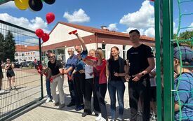 Oficjalny odbi&oacute;r boiska wielofunkcyjnego przy ZSP nr 2 w Brzegu Dolnym