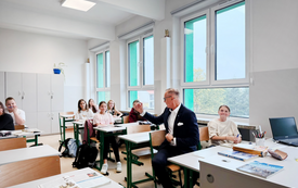 Zamiast młot&oacute;w &ndash; dziecięcy śmiech. Największa szkoła w gminie otworzyła nowy rozdział