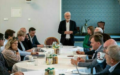 Zdjęcie do Burmistrz Pirek deklaruje udział finansowy gminy w budowie nowej kładki. Obrady Wojew&oacute;dzkiej Rady Dialogu Społecznego w Brzegu Dolnym