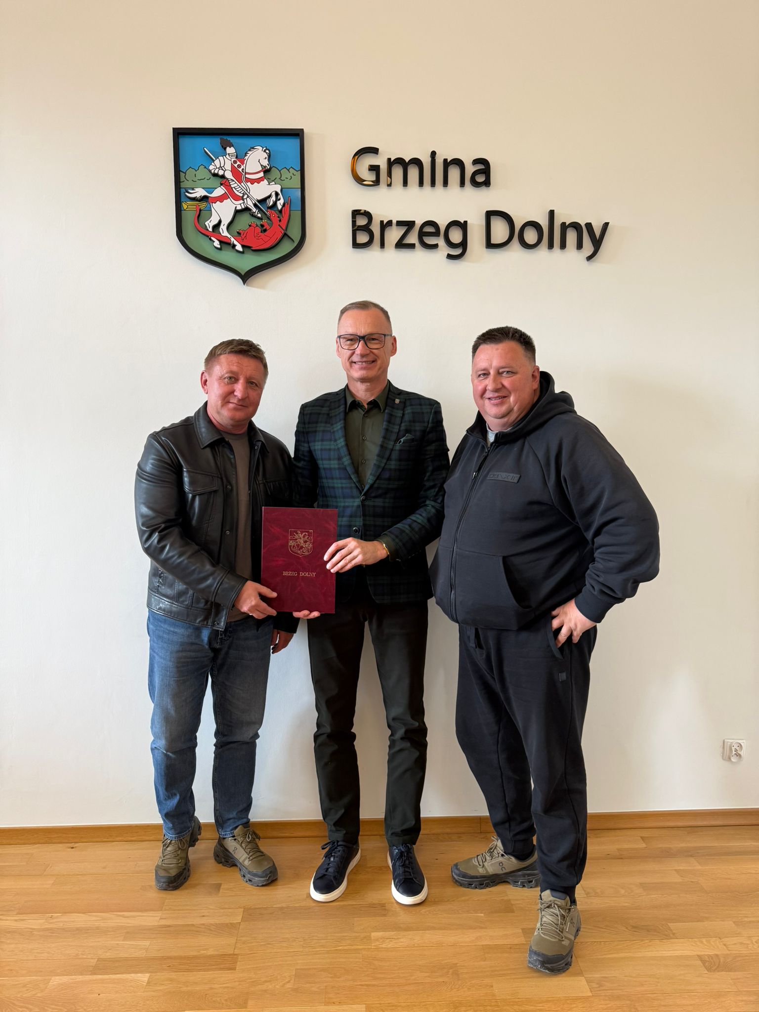 Podpisanie umowy na&nbsp;remonty dr&oacute;g i&nbsp;chodnik&oacute;w w&nbsp;gminie Brzeg Dolny