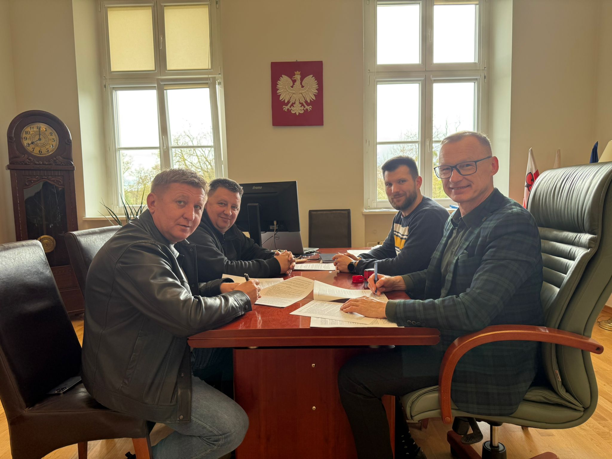 Podpisanie umowy na&nbsp;remonty dr&oacute;g i&nbsp;chodnik&oacute;w w&nbsp;gminie Brzeg Dolny
