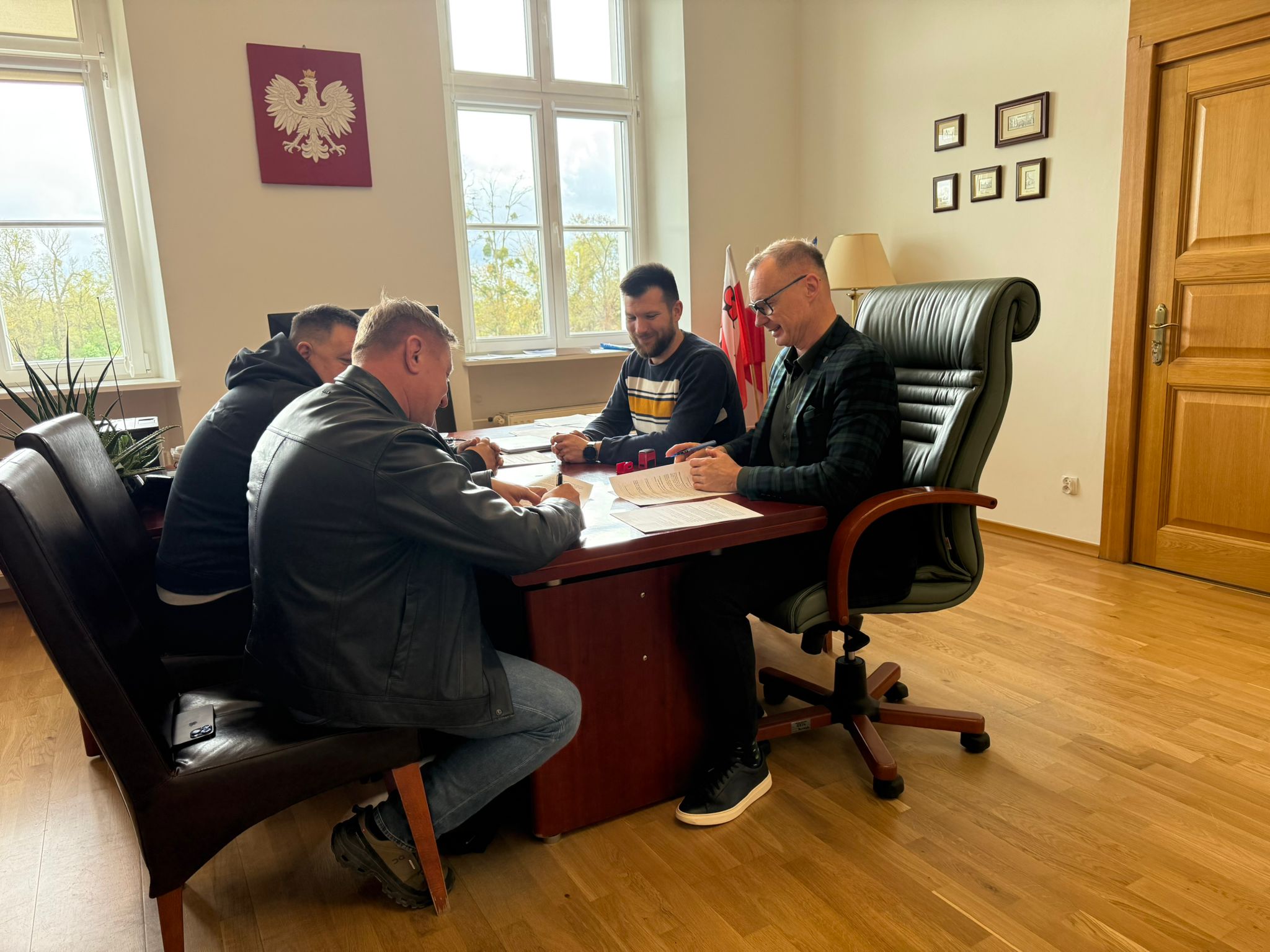 Podpisanie umowy na&nbsp;remonty dr&oacute;g i&nbsp;chodnik&oacute;w w&nbsp;gminie Brzeg Dolny