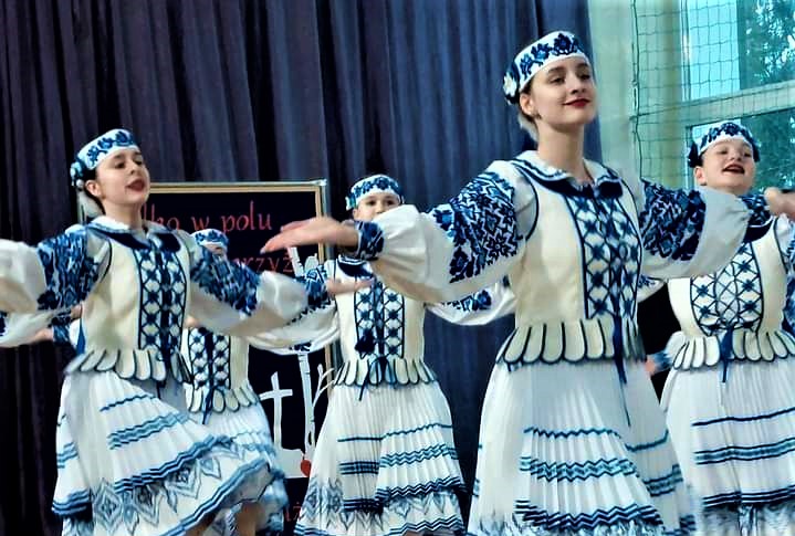 Na zdjęciu zespół taneczny „Barvinok" podczas obchodów 11 listopada