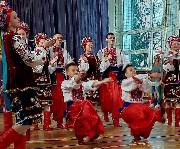 Na zdjęciu zespół taneczny podczas obchodów 11 listopada w Kowlu