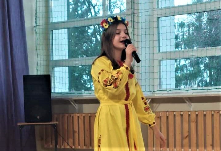 Na zdjęciu Anastazja śpiewająca z okazji obchodów 11 listopada w Kowlu