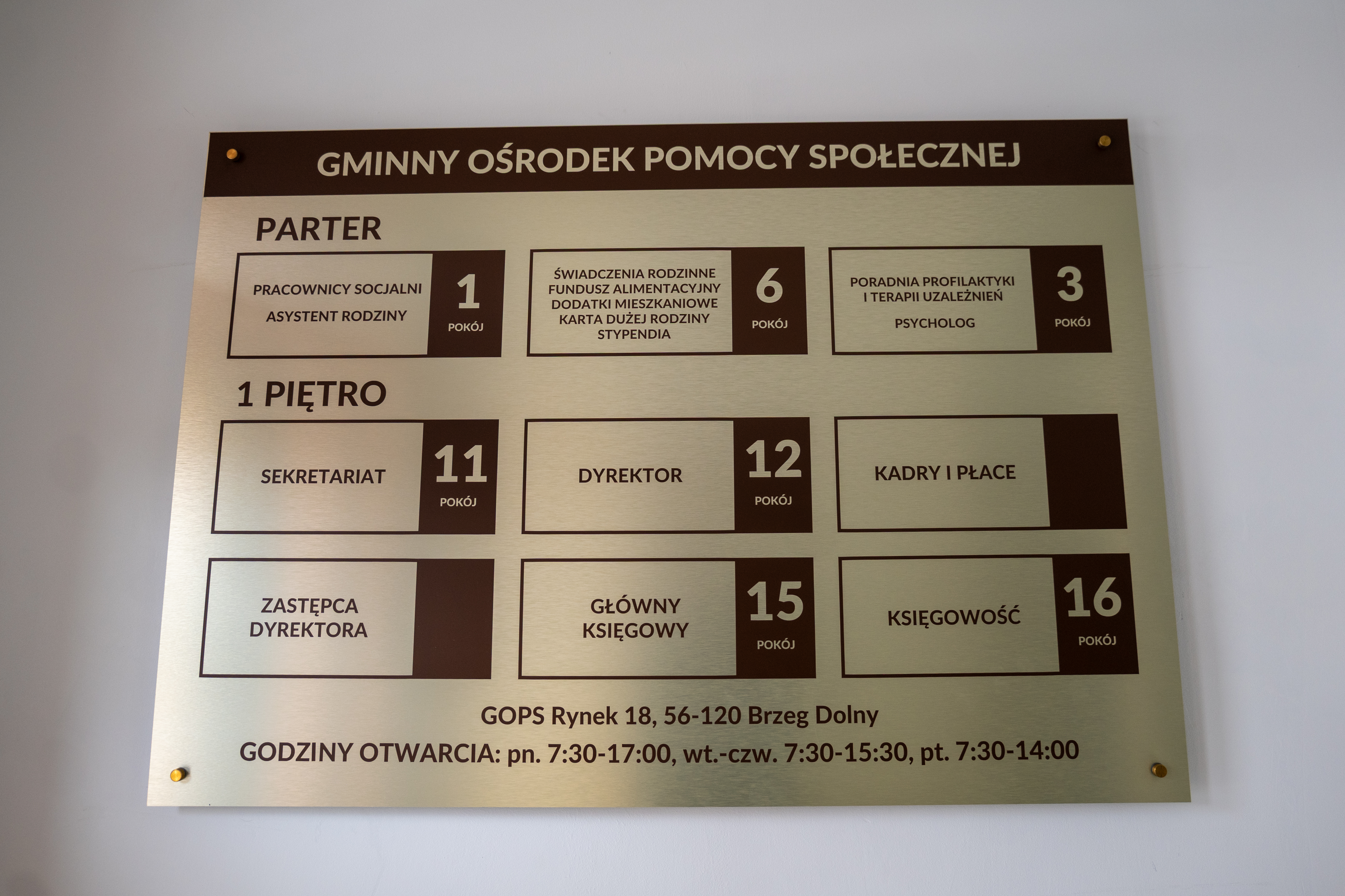 Tablica wewnątrz budynku GOPS 