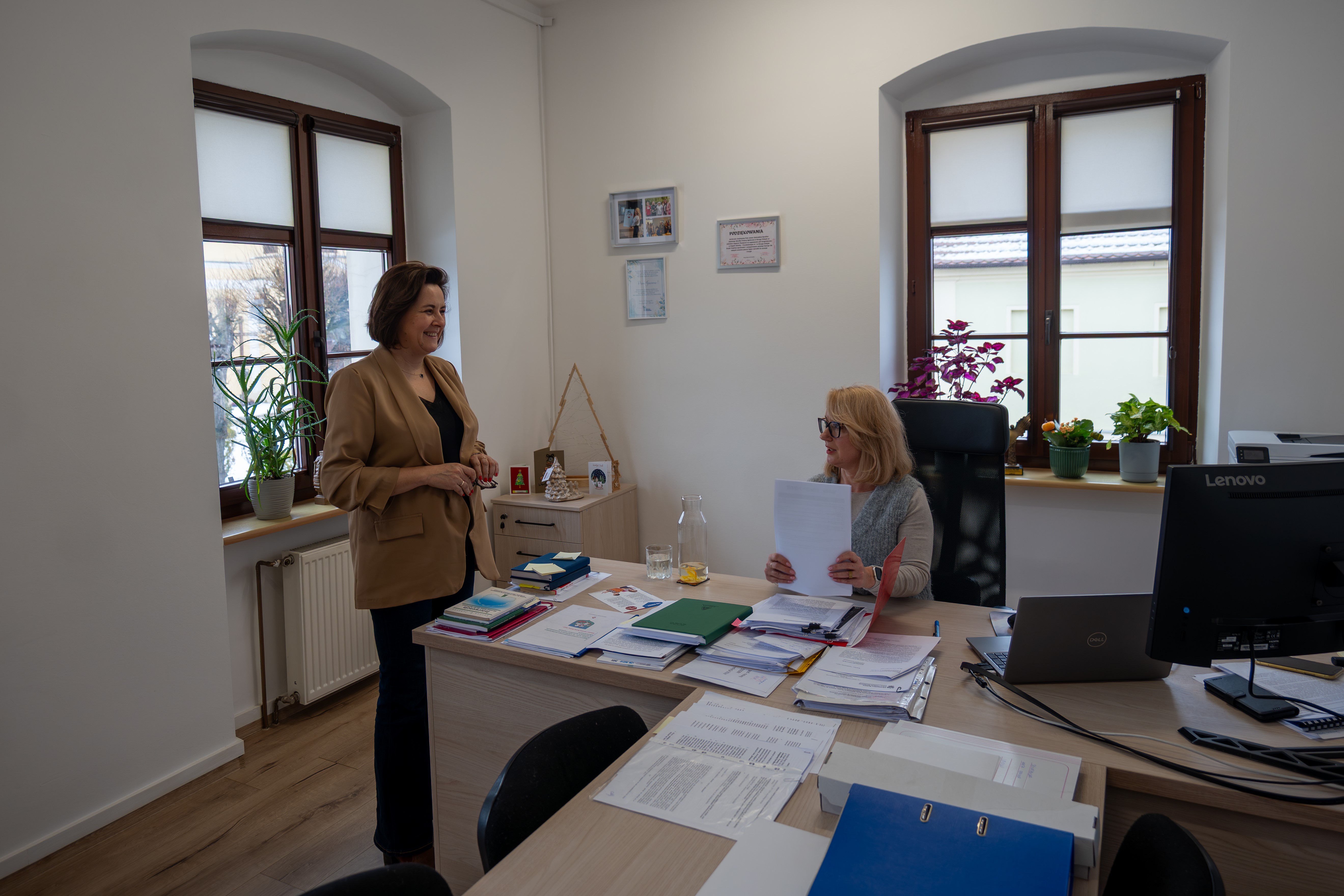 Dyrektor GOPS Joanna Sadowska wraz z&nbsp;pracowniczką