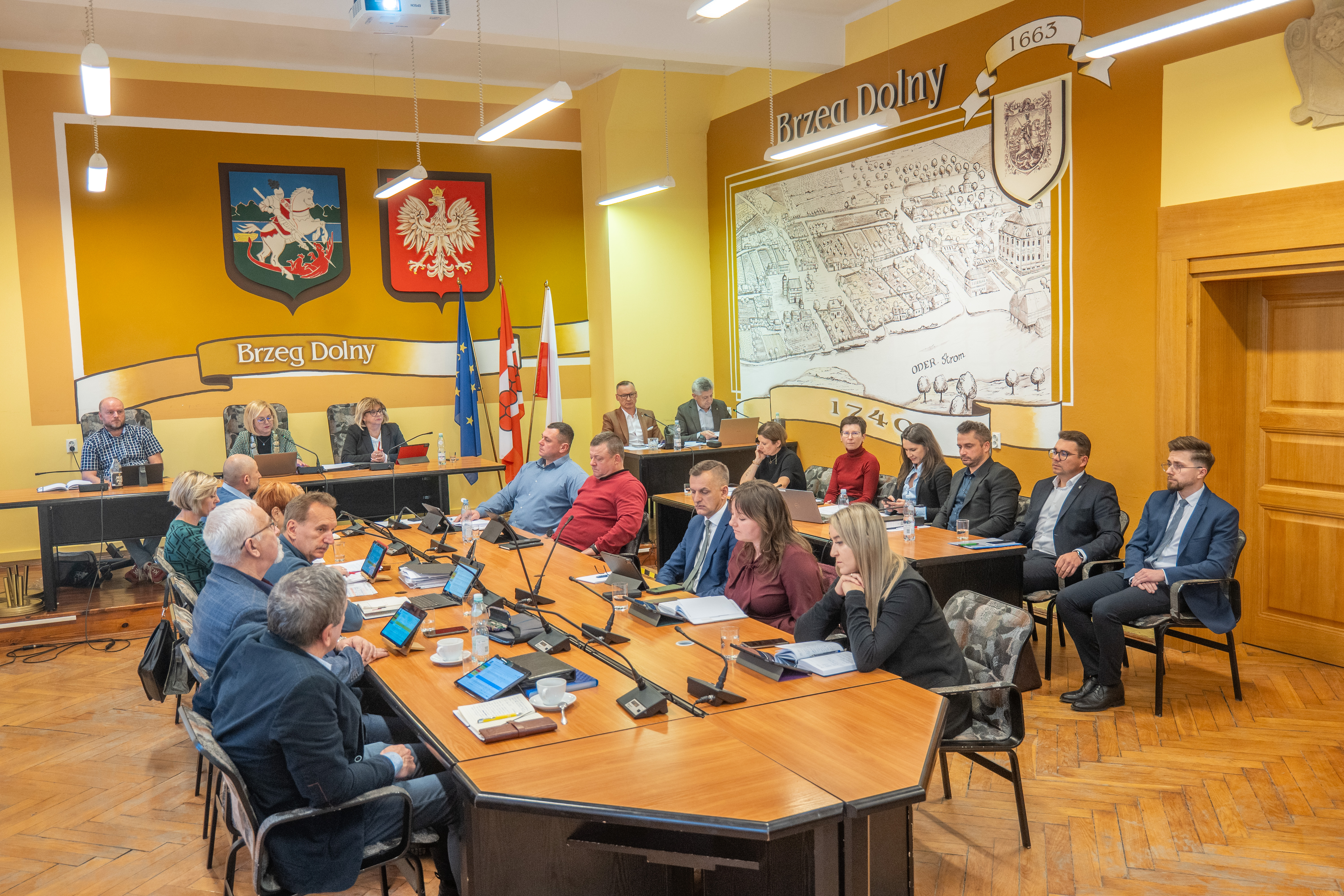 Sesja Rady Miejskiej w&nbsp;Brzegu Dolnym: podatki, opłaty za odpady i&nbsp;przyszłość przychodni PCM w&nbsp;Brzegu Dolnym