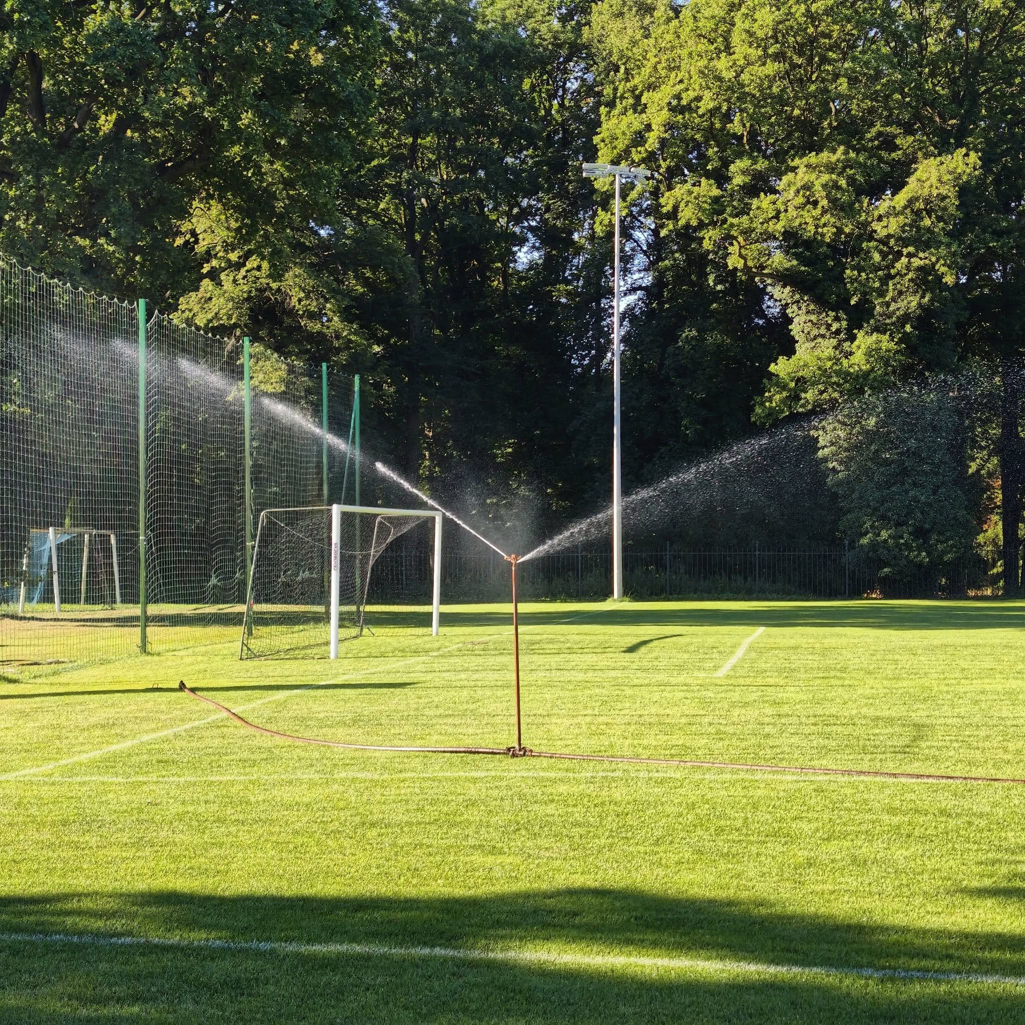 Nawadnianie boiska bocznego na&nbsp;Stadionie Miejskim w&nbsp;Brzegu Dolnym 