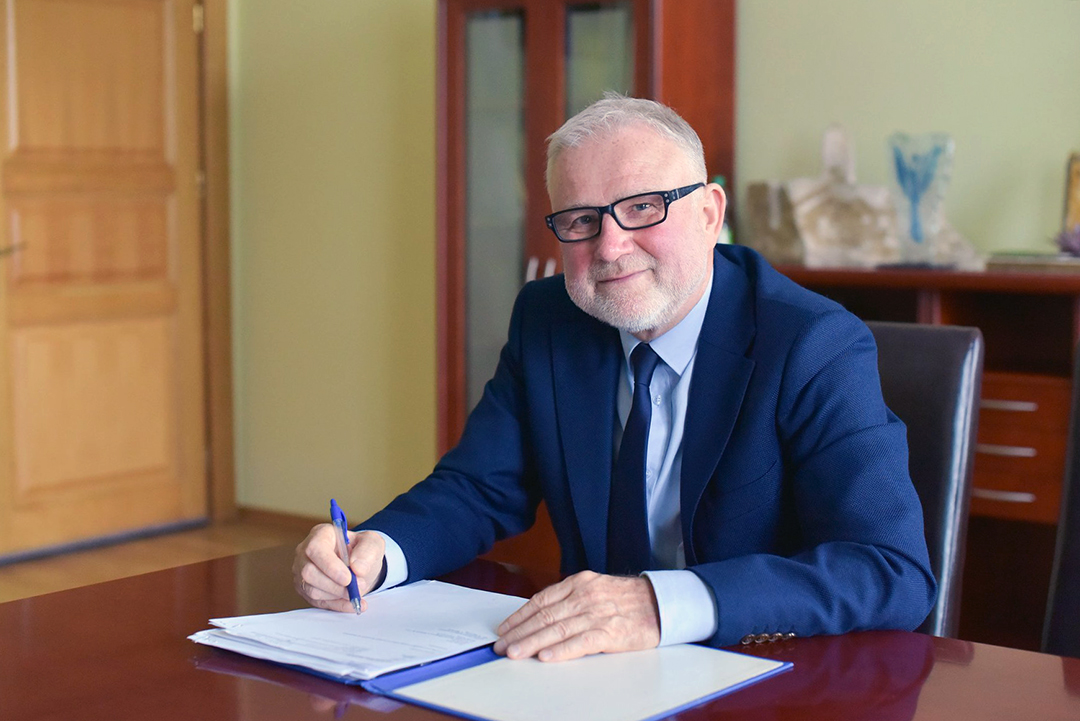 Burmistrz Brzegu Dolnego Paweł Pirek Zdjęcie burmistrza Pawła Pirka