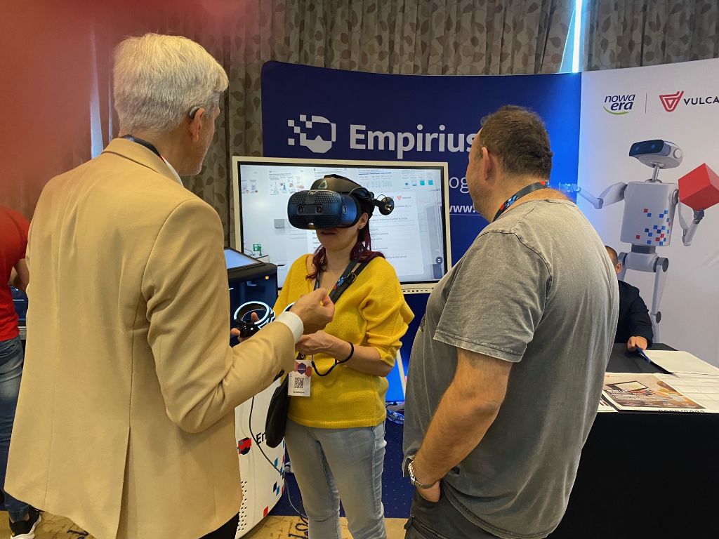 Na zdjęciu ludzie uczestniczący w aktywnych labolatoriach