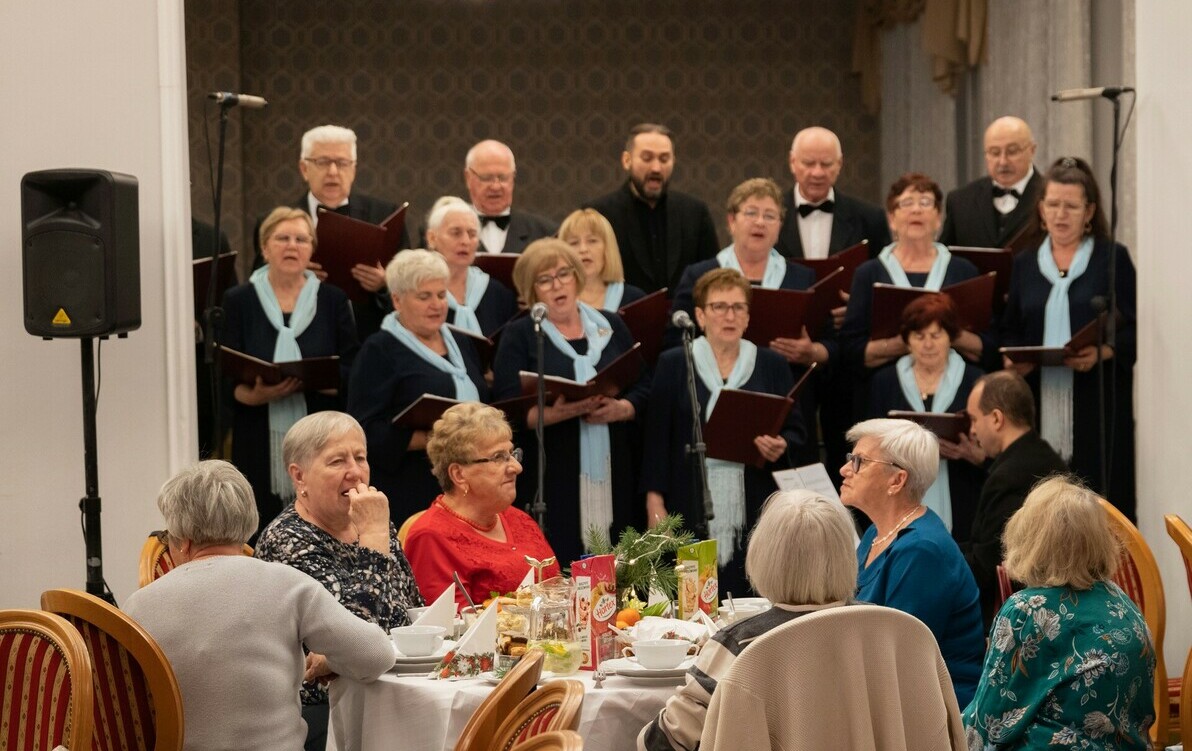 Zdjęcie do Seniorzy podzieli się opłatkiem