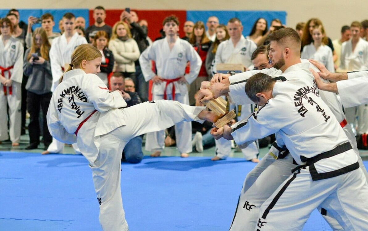 Zdjęcie do Maja Gw&oacute;źdź i Kinga Żak z czarnymi pasami taekwon-do!