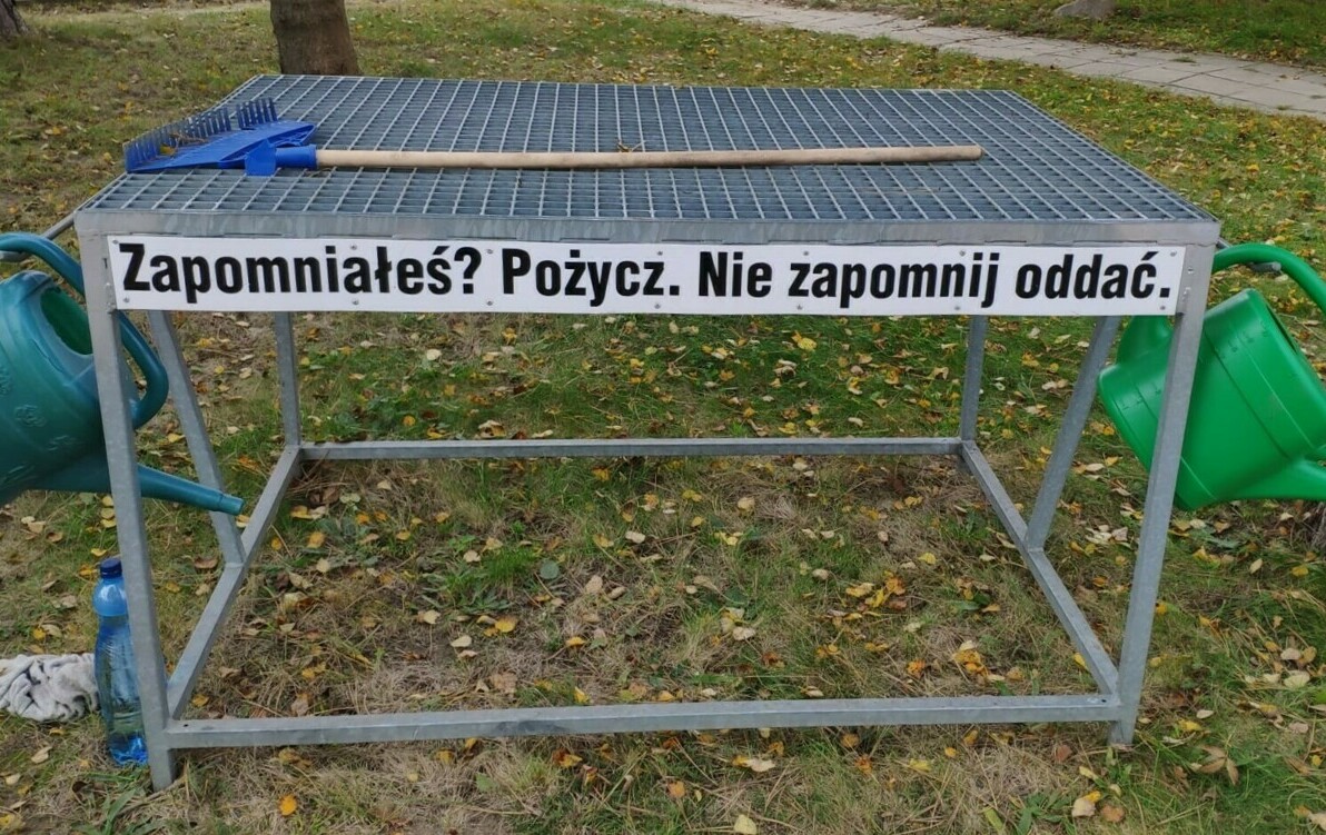 Zdjęcie do Zniszczone i brakujące narzędzia na cmentarzu