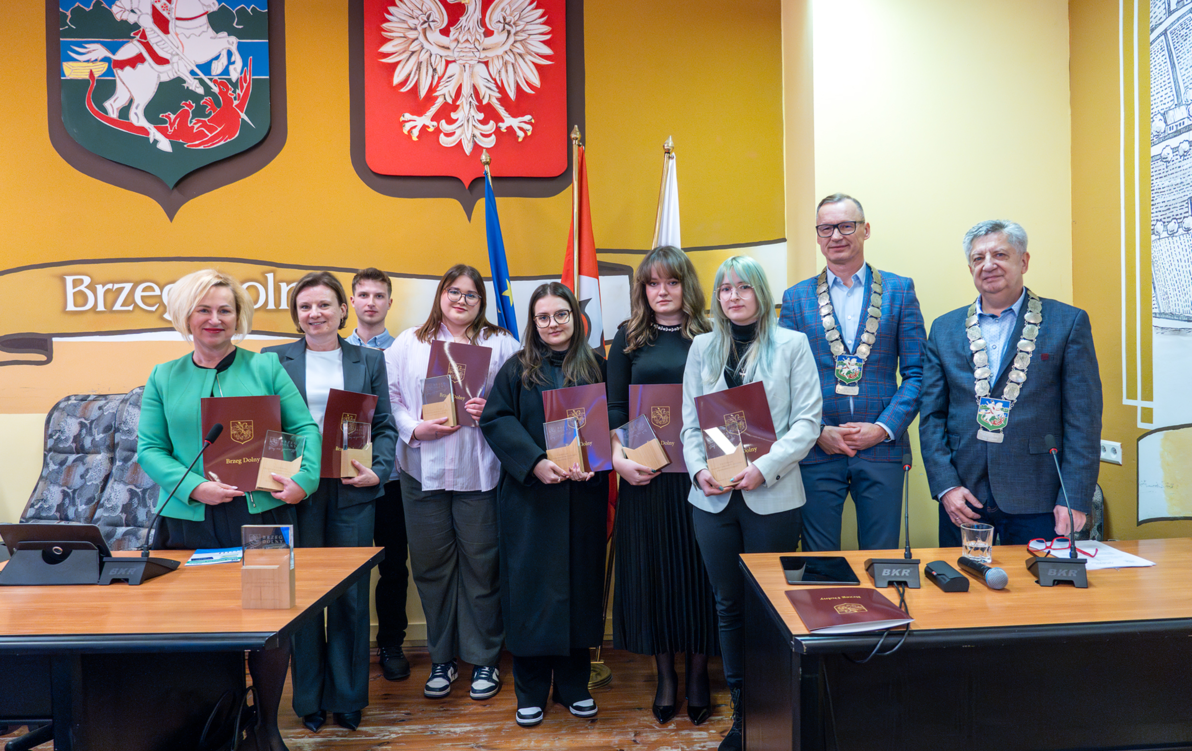 Zdjęcie do Stypendia dla student&oacute;w, wzrost opłat za wyw&oacute;z odpad&oacute;w oraz problemy finansowe KS-u Rokity. Relacja z XII sesji Rady Miejskiej