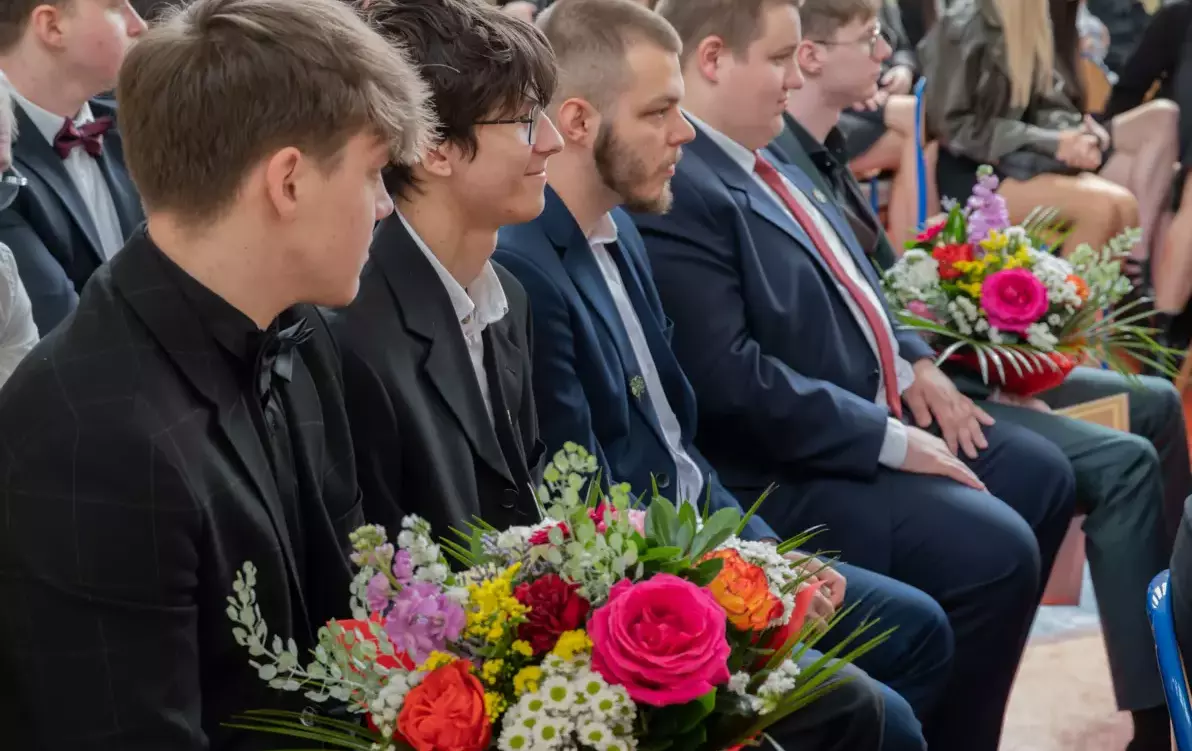 Zdjęcie do Pożegnanie Maturzyst&oacute;w 2025 w Zespole Szk&oacute;ł Zawodowych