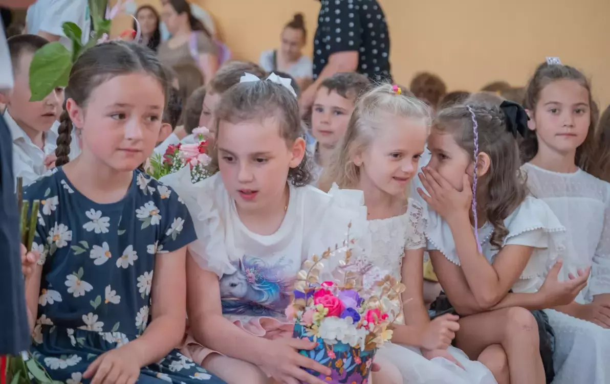 Zdjęcie do Zakończenie roku szkolnego &ndash; wzruszenia, pożegnania i początek wakacyjnej przygody