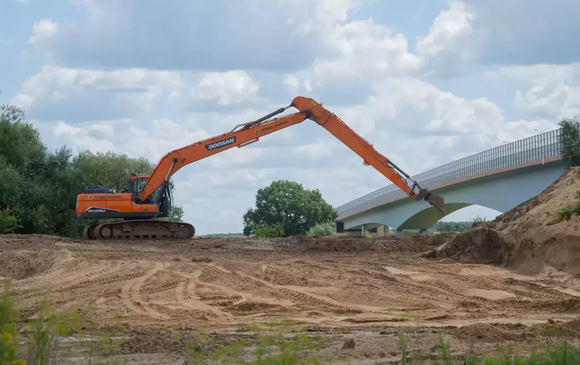 Zdjęcie do Trwa modernizacja wał&oacute;w przeciwpowodziowych w Brzegu Dolnym