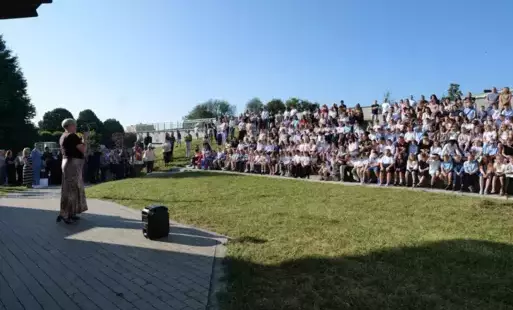 Zdjęcie do Powakacyjny powr&oacute;t do ławek: Uczniowie rozpoczęli nowy rok szkolny