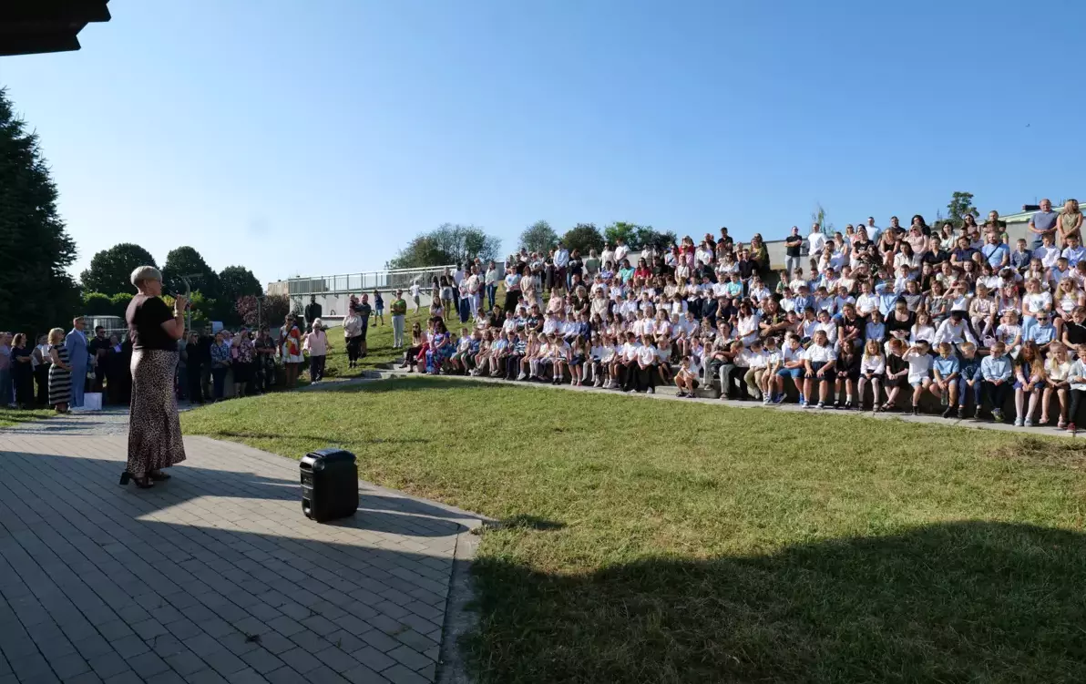 Zdjęcie do Powakacyjny powr&oacute;t do ławek: Uczniowie rozpoczęli nowy rok szkolny
