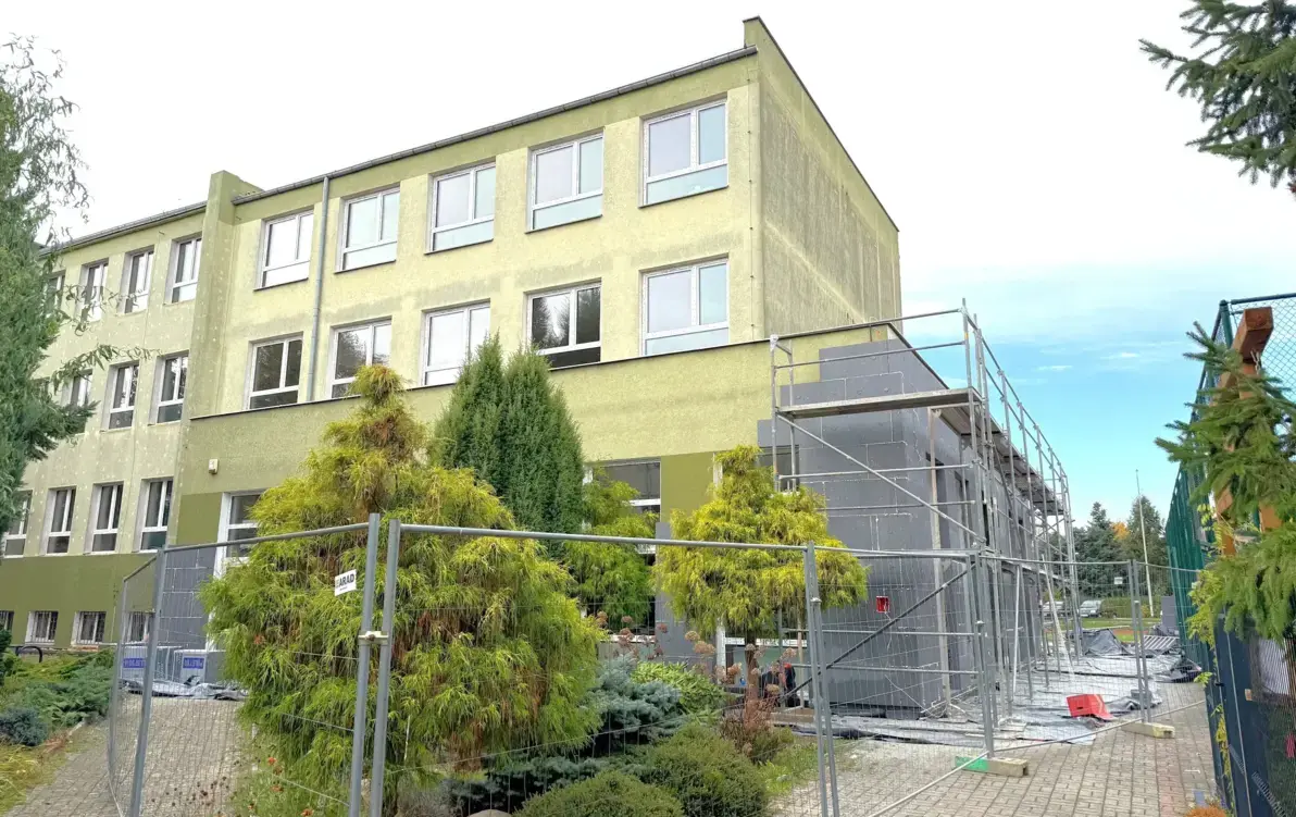 Zdjęcie do  Projekt &bdquo;Poprawa efektywności energetycznej dw&oacute;ch budynk&oacute;w szkolnych w Brzegu Dolnym (SP nr 5 w ZSP nr 3 oraz SP nr 6 w ZSP nr 1)&rdquo; wkracza w następną fazę!