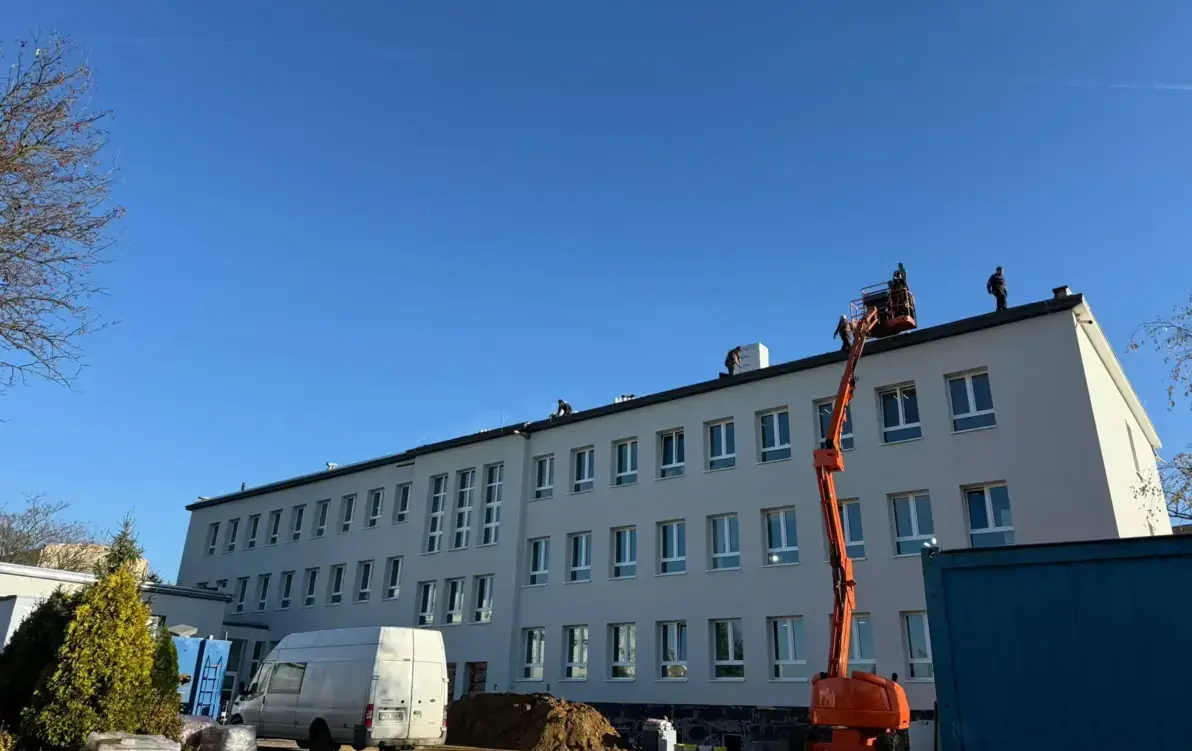 Zdjęcie do  Projekt &bdquo;Poprawa efektywności energetycznej dw&oacute;ch budynk&oacute;w szkolnych w Brzegu Dolnym" wkracza w następną fazę