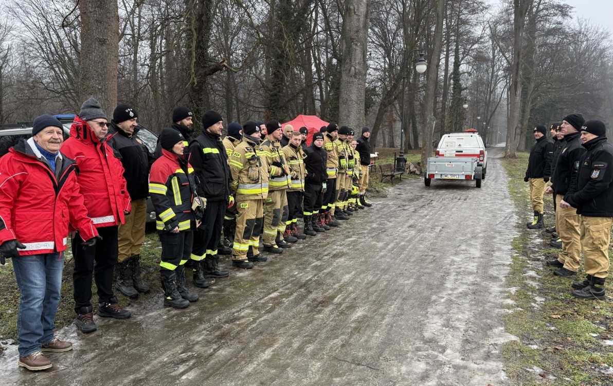 Zdjęcie do Akcja na Stawie Łabędzim. Strażacy OSP doskonalili techniki ratownictwa lodowego