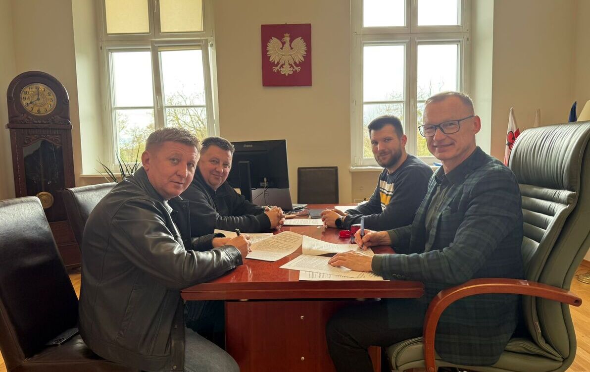 Zdjęcie do Podpisanie umowy na remonty dr&oacute;g i chodnik&oacute;w w gminie Brzeg Dolny