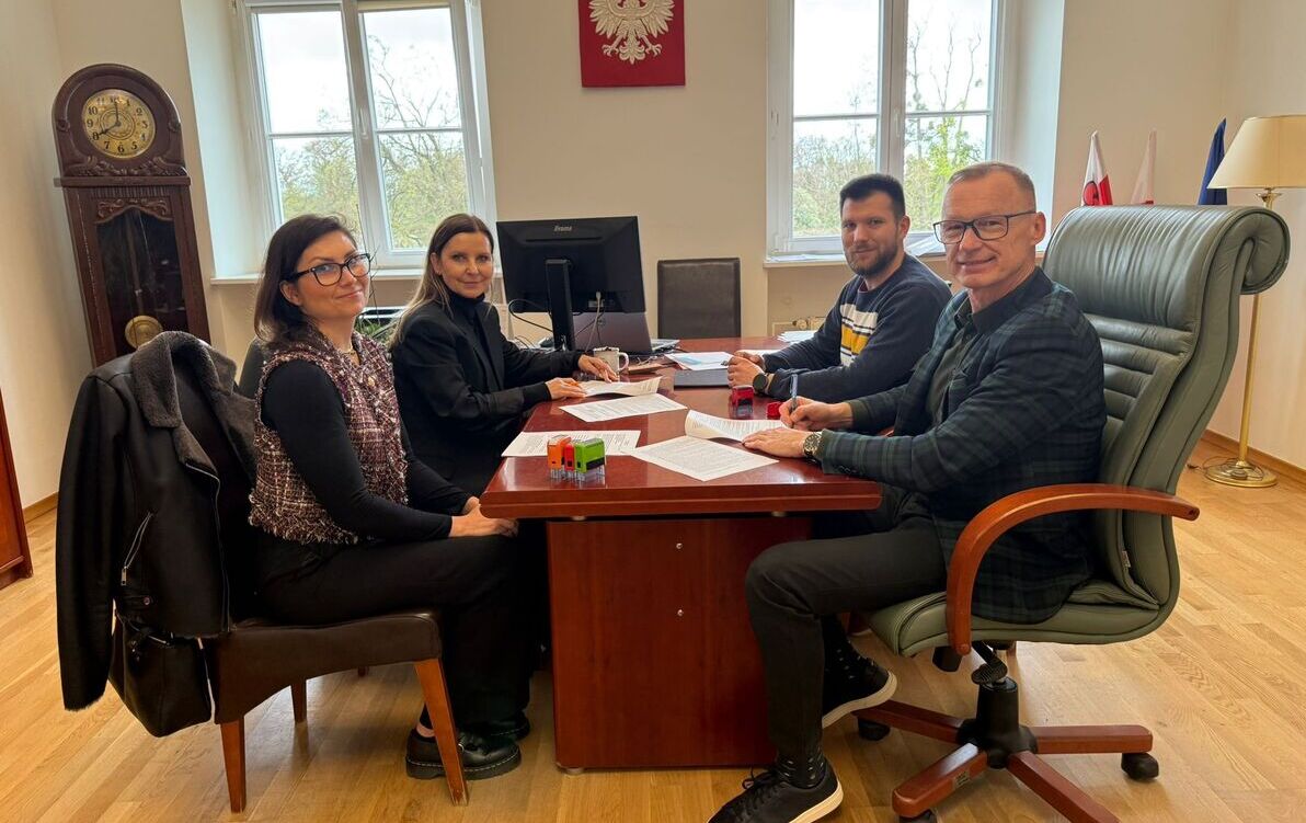 Zdjęcie do Całoroczne utrzymanie dr&oacute;g gminnych: Gmina Brzeg Dolny podpisała umowę na 2026 rok