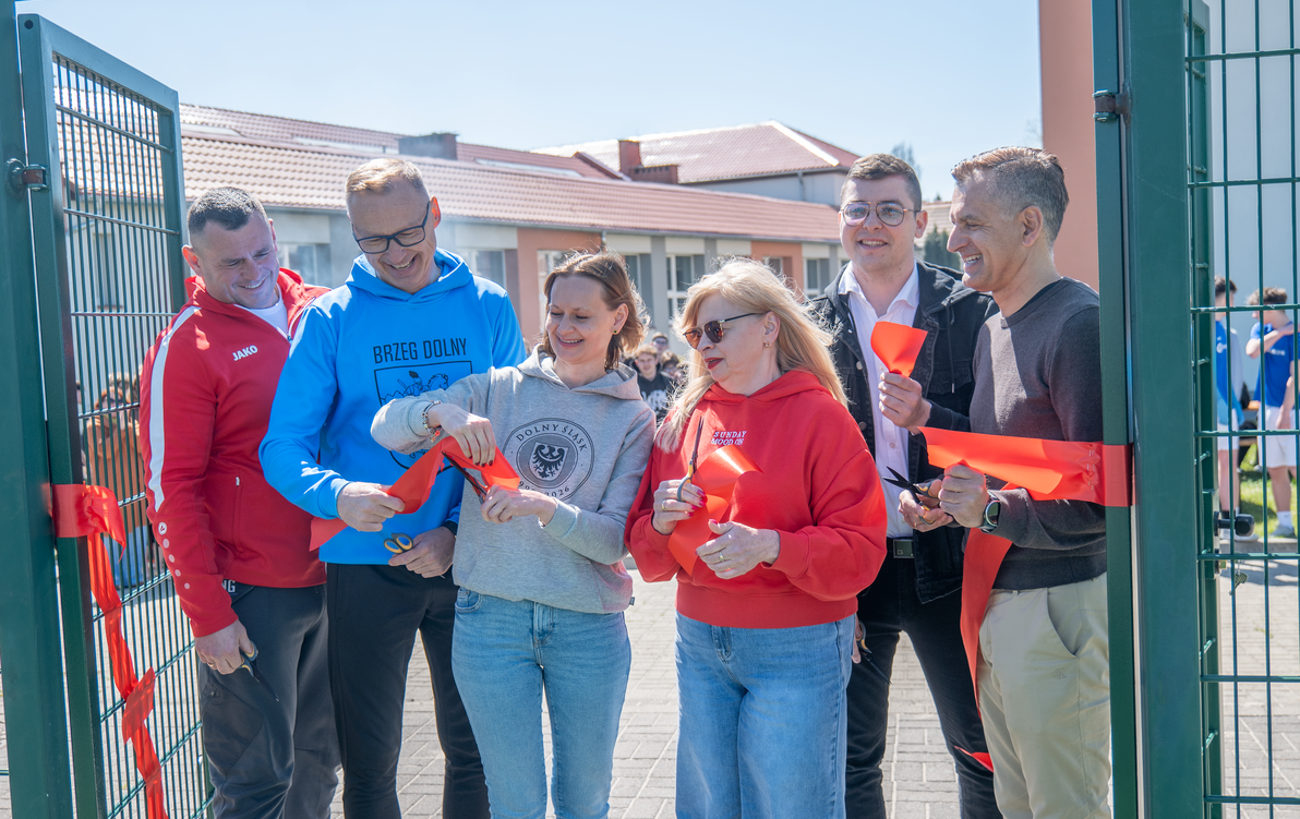 Zdjęcie do Nowe boisko przy liceum oddane do użytku