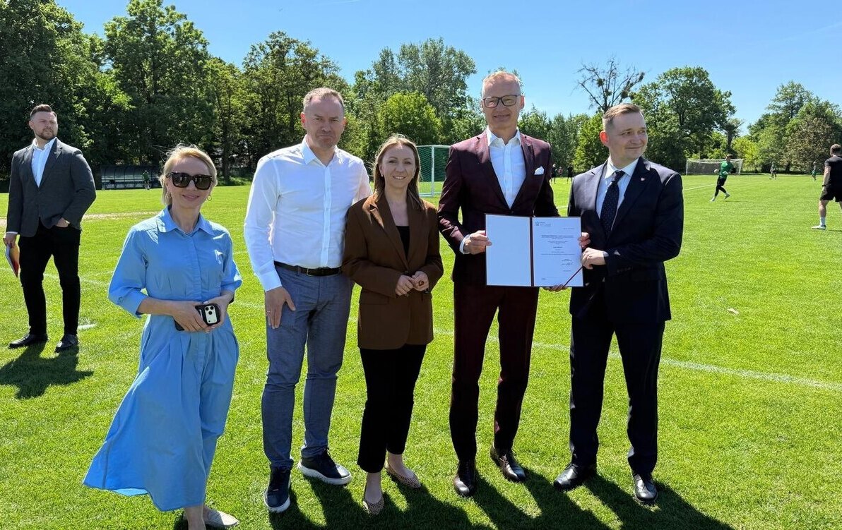 Zdjęcie do Rekordowe dofinansowanie dla Brzegu Dolnego. Przy hali MOSiR  powstanie pełnowymiarowe boisko z certyfikatem FIFA