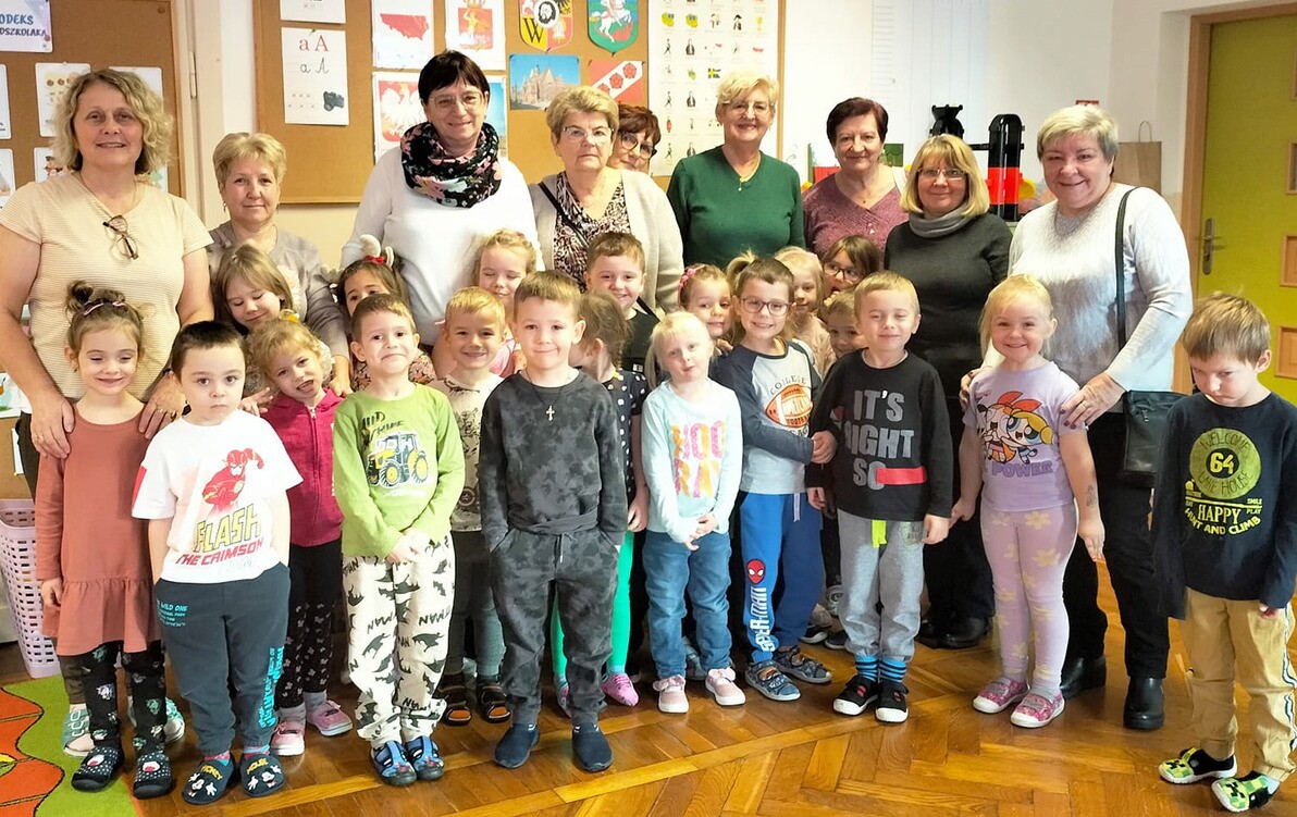 Zdjęcie do Seniorzy z mikołajkową wizytą w przedszkolu