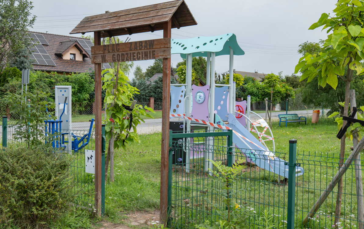 Zdjęcie do Plac zabaw w Godzięcinie zyskał nowe urządzenia