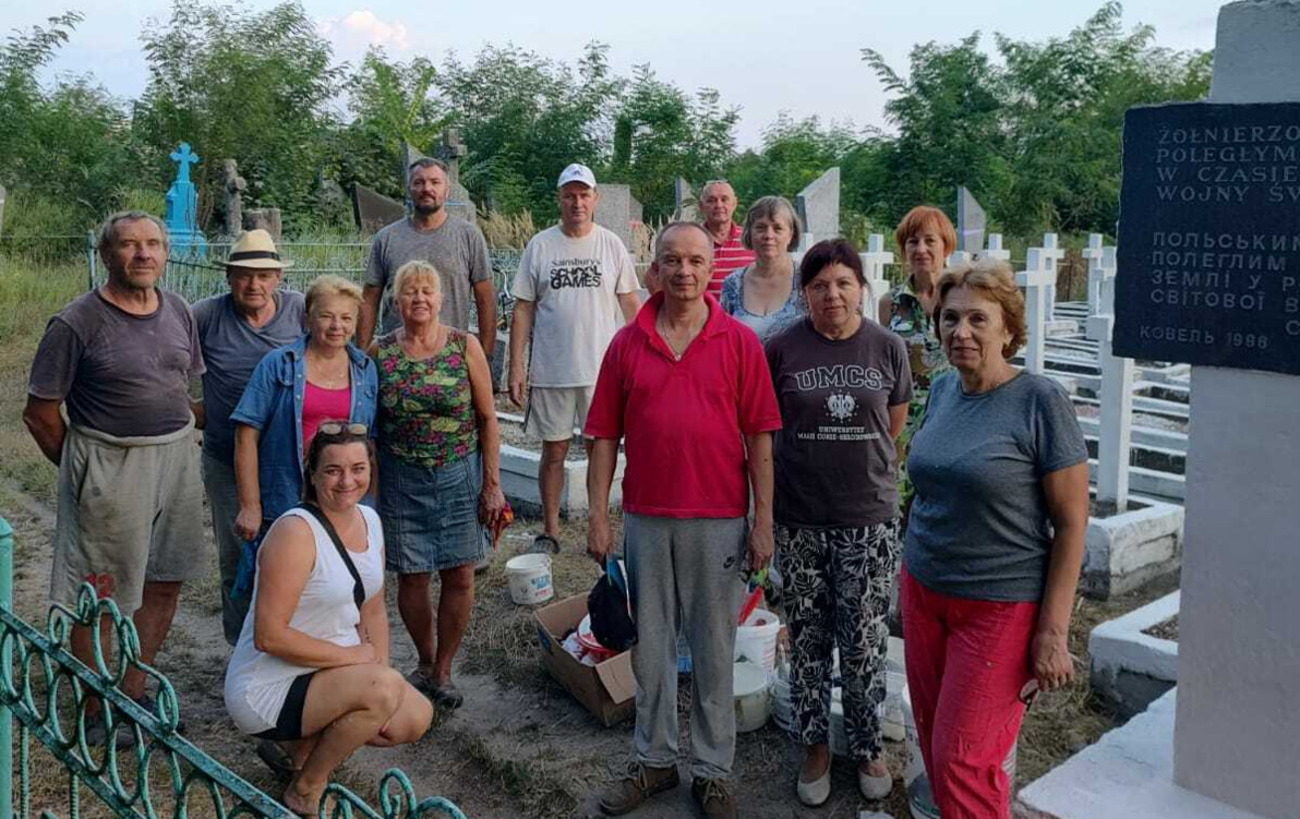 Zdjęcie do Sprzątanie grob&oacute;w i Narodowe Czytanie w Kowlu