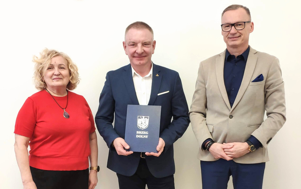 Zdjęcie do Nowy samoch&oacute;d dla GOPS w Brzegu Dolnym &ndash; podpisano umowę