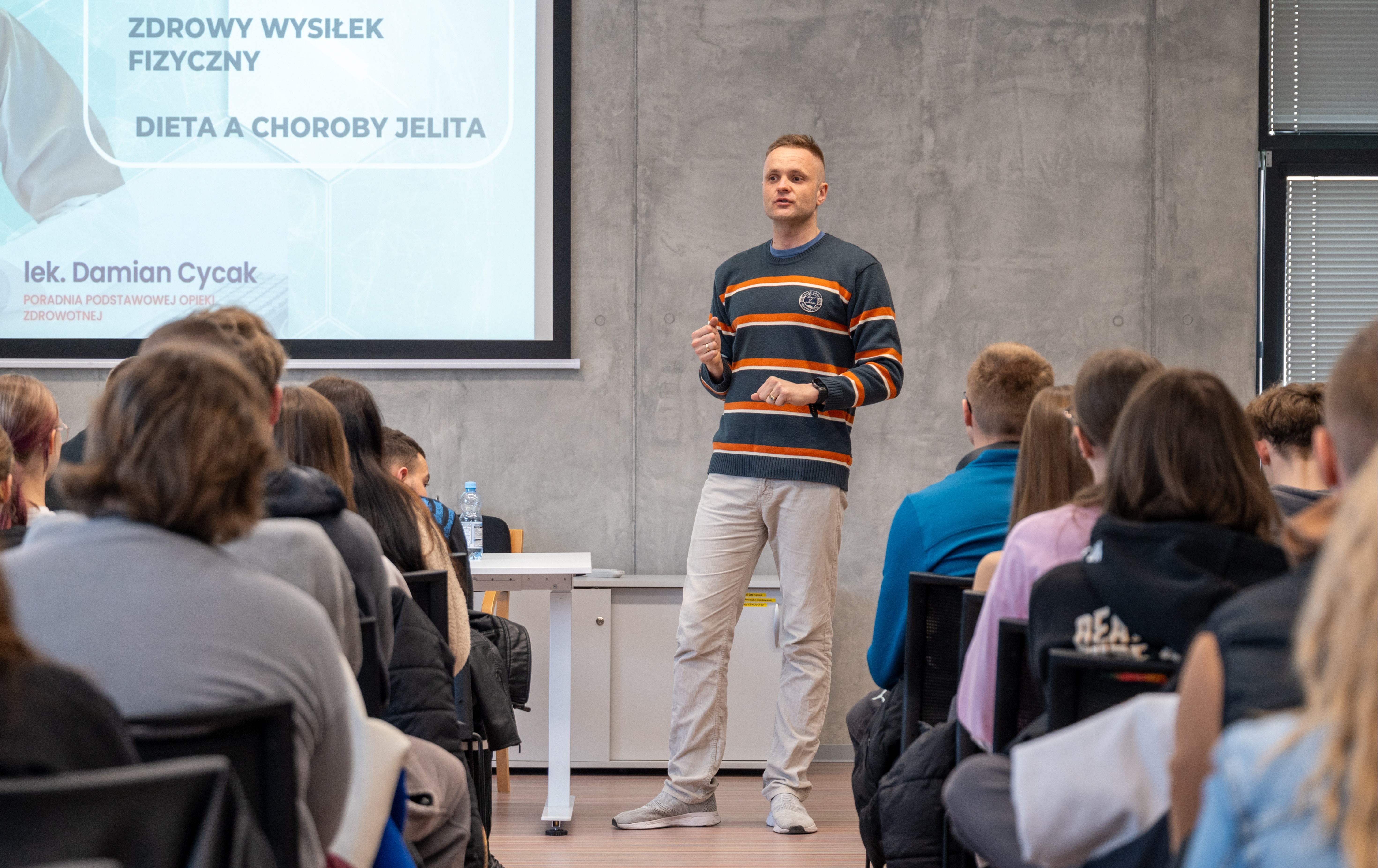 Zdjęcie do O uzależnieniach i roli sportu. Spotkanie młodzieży z dr. Damianem Cycakiem