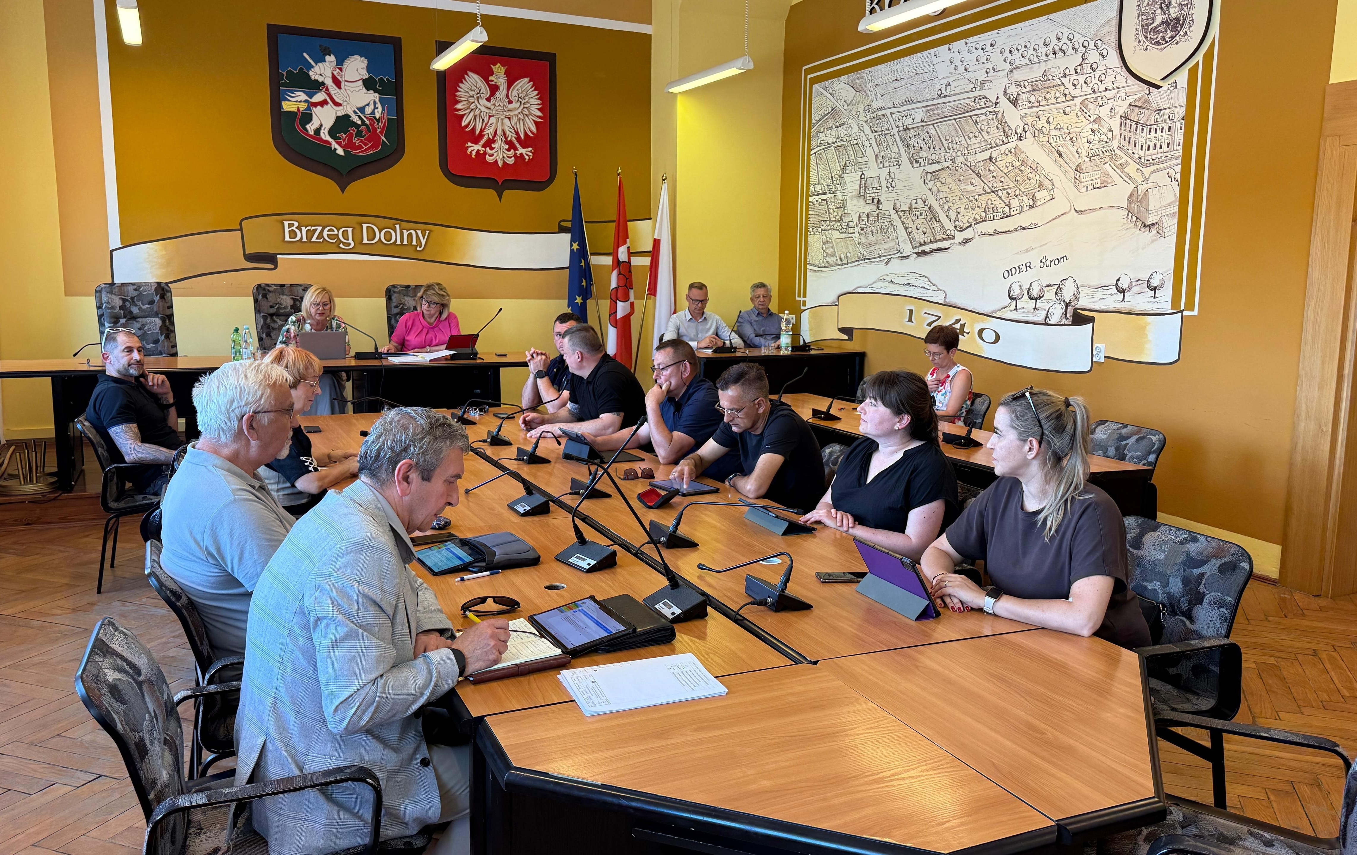 Zdjęcie do XXIX Sesja Rady Miejskiej w Brzegu Dolnym: Pomoc rzeczowa dla Powiatu Wołowskiego na dokumentację projektową dr&oacute;g