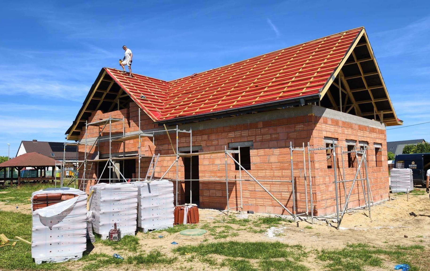 Zdjęcie do Trwają prace przy budowie świetlicy wiejskiej w Bukowicach.